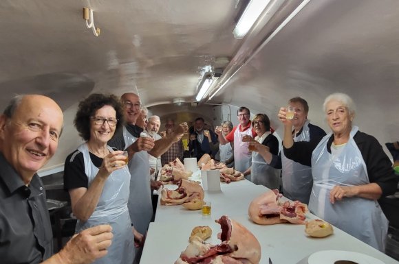 Cours de cuisine en groupe à Brullioles. Auberge Relais du Pitaval