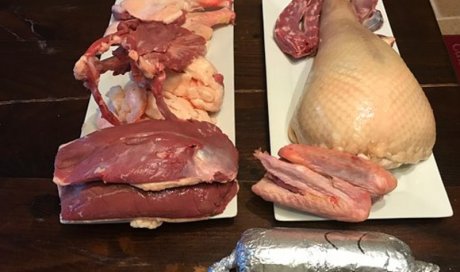 Cours de préparation d'un canard à Brullioles. Auberge Relais du Pitaval
