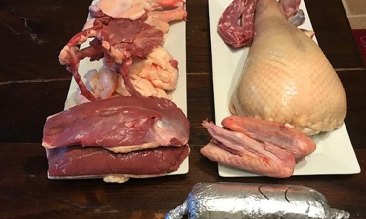 Cours de préparation d'un canard à Brullioles. Auberge Relais du Pitaval